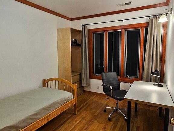 4th image of 2472B Virginia St #B