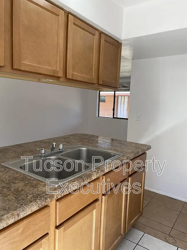 2 bed, 1.0 bath, 650 sqft, $969 — Photo 2
