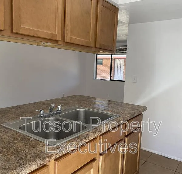 1646 N Beverly Ave — Photo 2