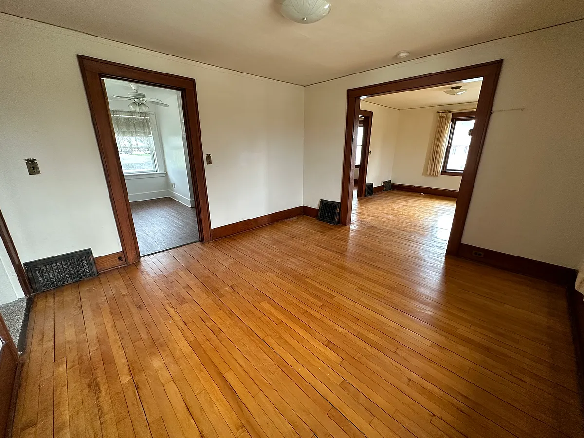 Building Photo - 103 E Park Ln