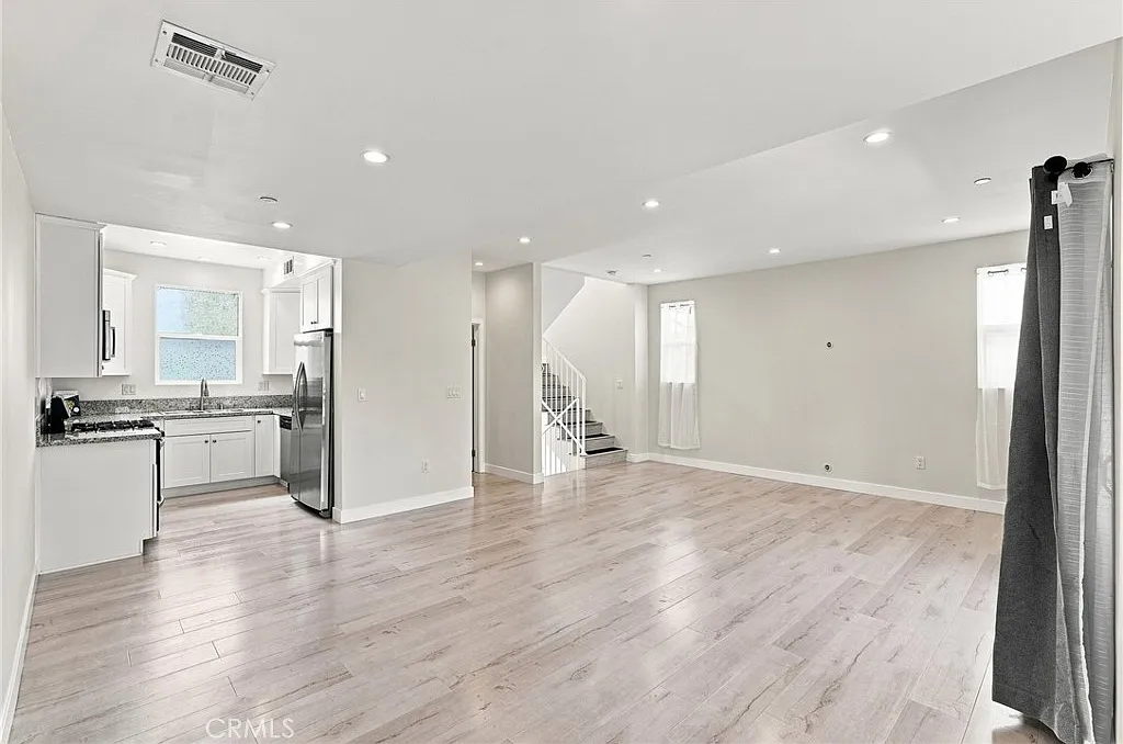 3 bed, 4.0 bath, 1584 sqft, $3,700 — Photo 2