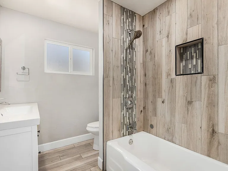 429 W Flower St — Photo 22