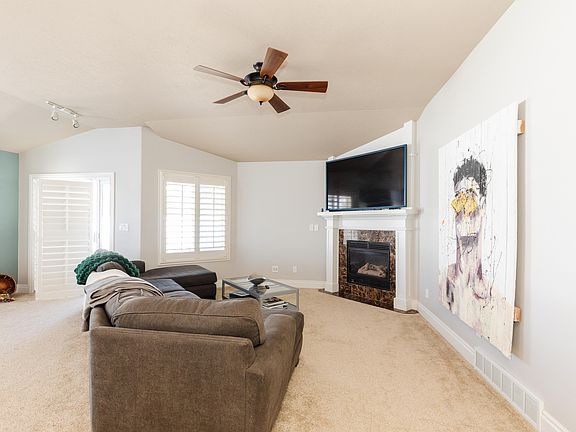 3rd image of 818 Summit Dr