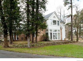 476 N Forest Rd, Williamsville, NY 14221