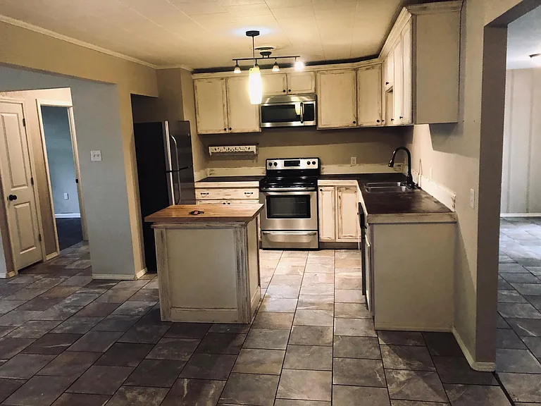 707 S Haugh Ave — Photo 6