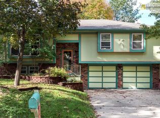 216 NW Shamrock Ave, Lees Summit, MO 64081