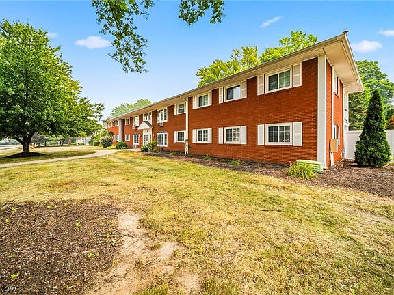 2nd image of 2 Meadowlawn Dr Unit 5