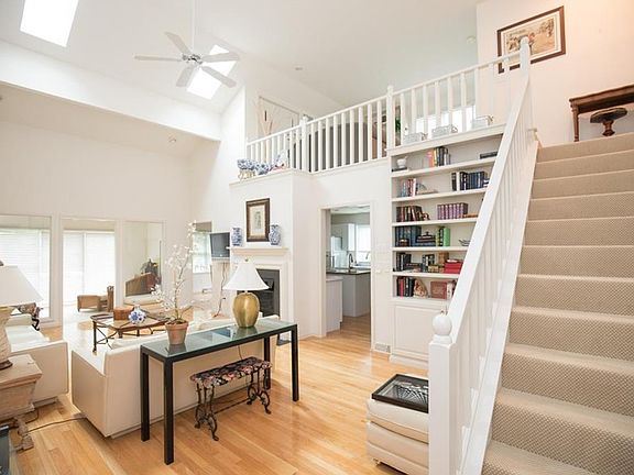 2nd image of 818 Woodfield Ct Unit 818