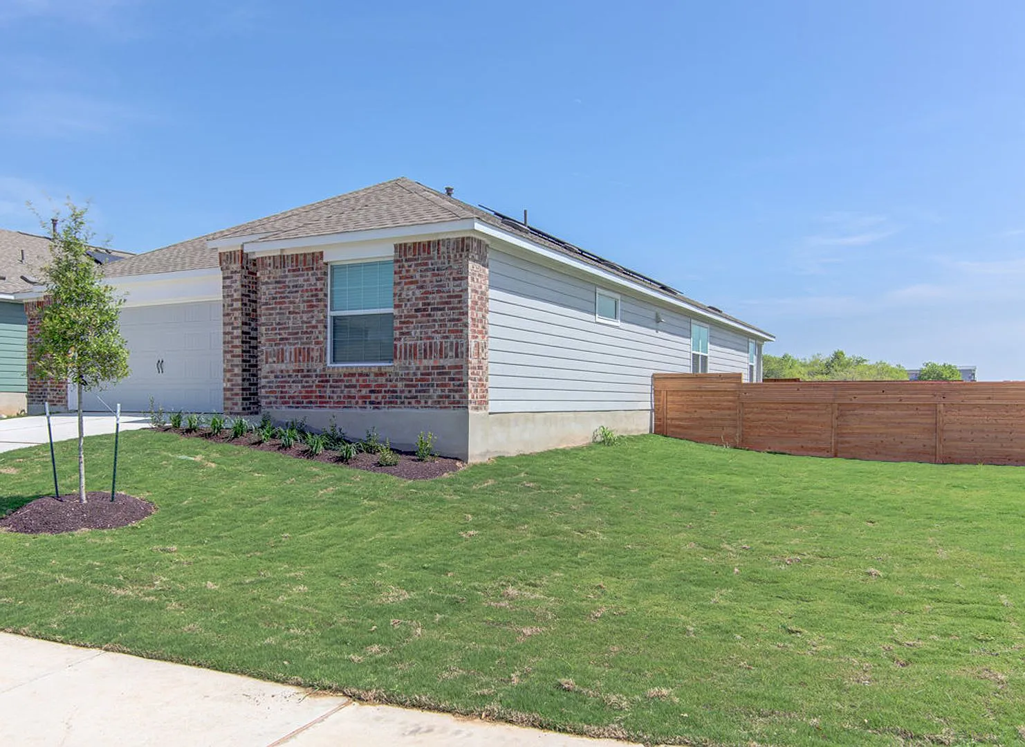 **Two weeks free rent** Stunning 4-Bedroom Home in Plum Creek with Modern Upgrades & Prime Location — Photo 2