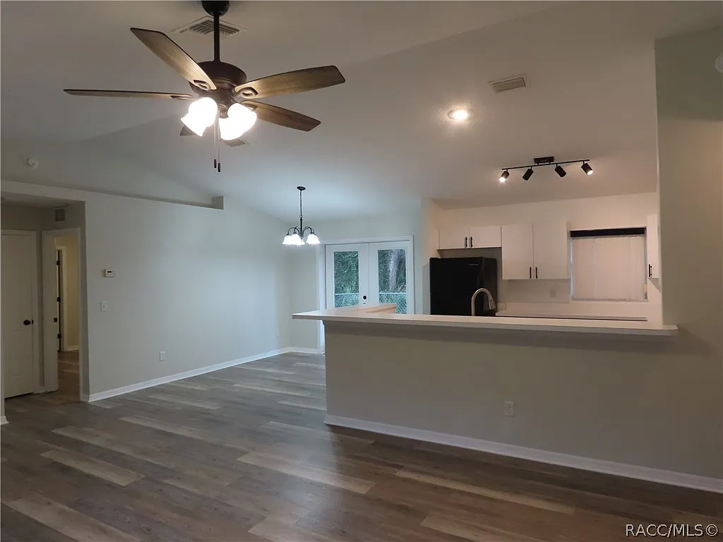 3 bed, 1360 sqft, $1,600 — Photo 3