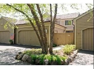 529 White Oak Ln, Lake Barrington, IL 60010