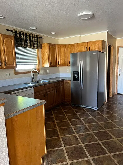 3 bed, 2246 sqft, $2,300 — Photo 3