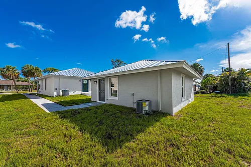 3018 SE Iris St Photo 1