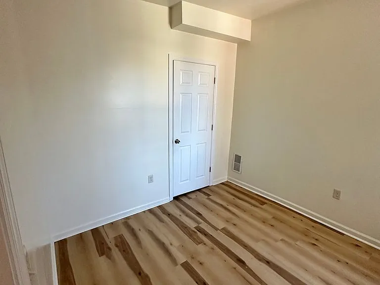 1211 W Poplar St — Photo 5