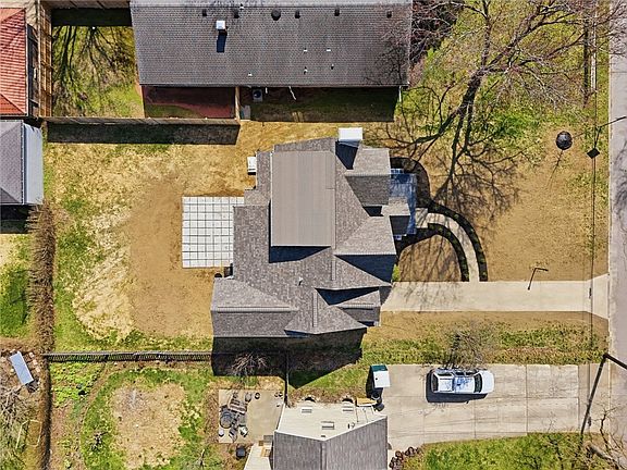 5th image of 402 Meadow Ln