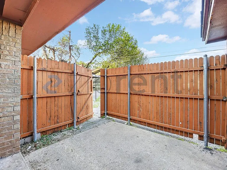 3225 Crites St #102 — Photo 27