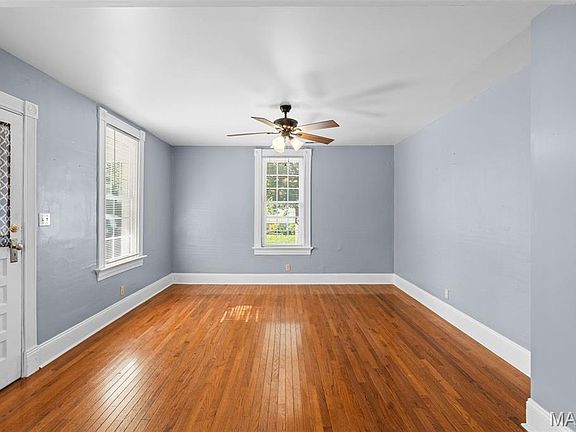 4th image of 305 Macarthur St