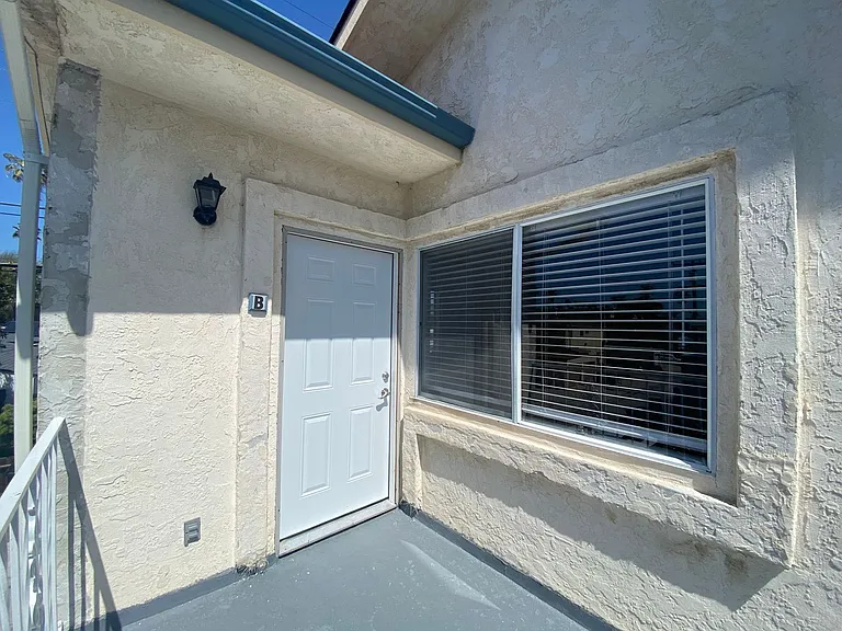 Upstairs 2BD Apartment Home! Great PB Location! Garage! AC! — Photo 5