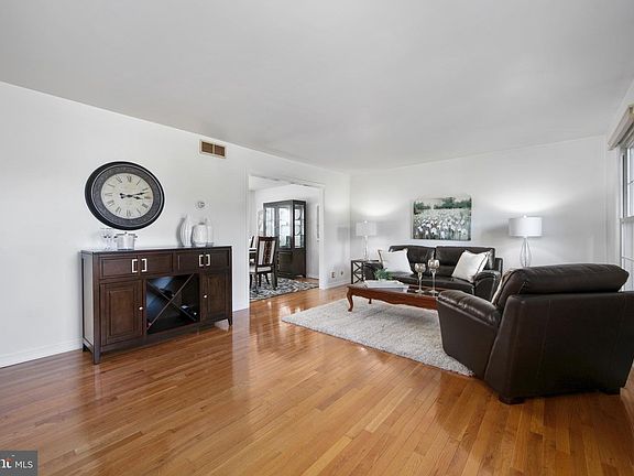 4th image of 219 Dock Rd