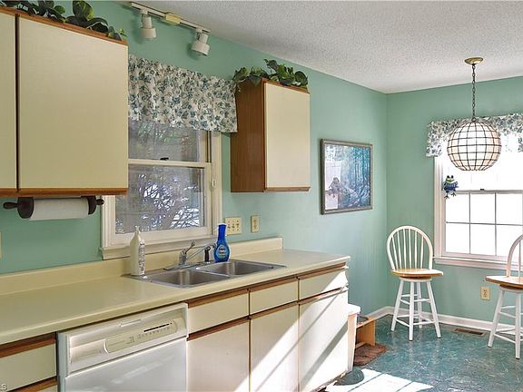 5th image of 18 Park Village Ln Unit E