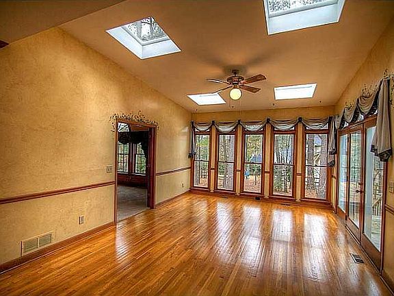 5th image of 215 Meissen Ct