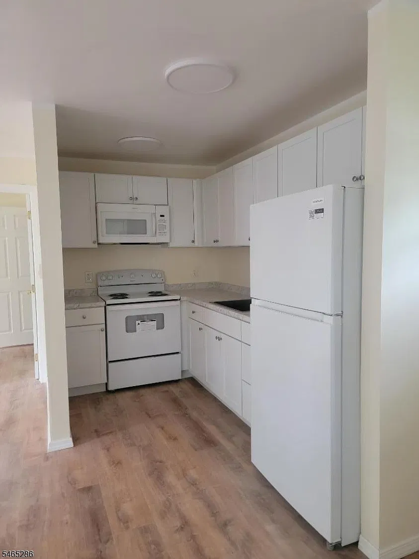 1 bed, 1.0 bath, 500 sqft, $1,300 — Photo 2