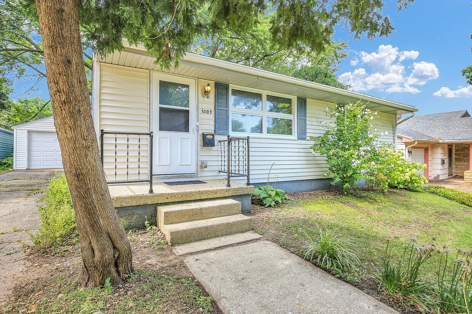 1009 N Busey Ave photo 1