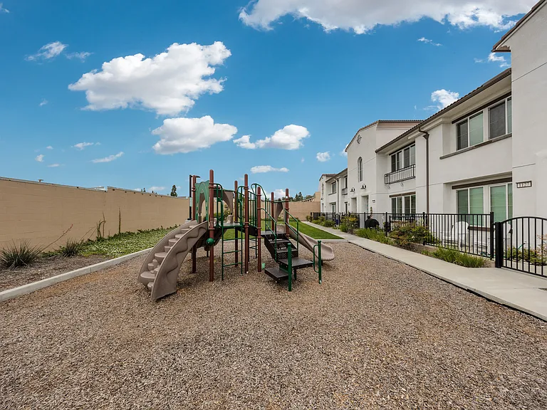 1018 Shiba Ct — Photo 36