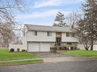 18 South Dr, New Hyde Park, NY 11040