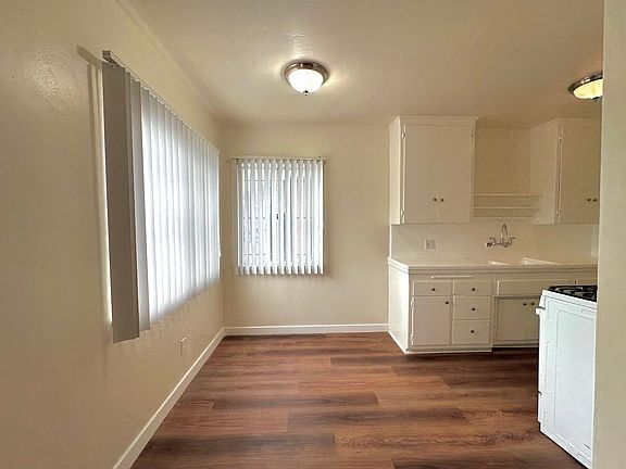 4th image of 925 W 84th St APT A