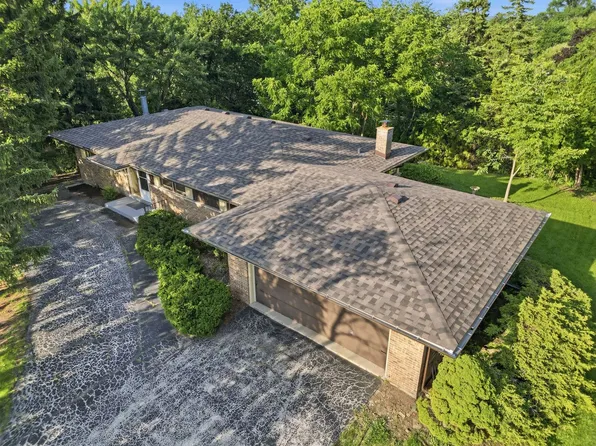 9041 S 84th Ct, Hickory Hills, IL 60457