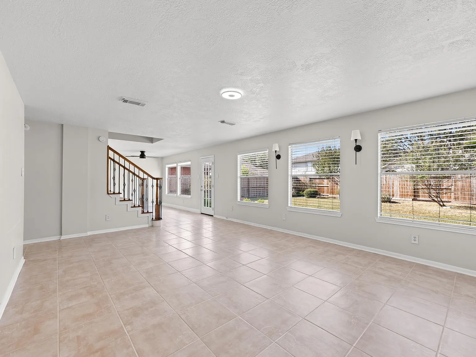4 bed, 2.5 bath, 2480 sqft, $2,300 — Photo 3