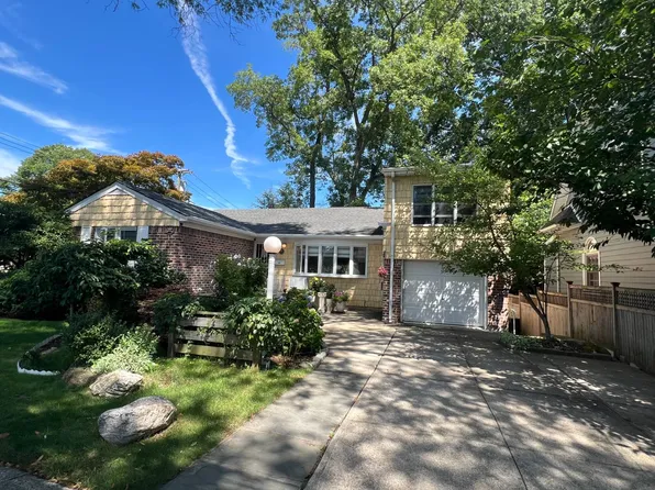 3905 220th St, Bayside, NY 11361