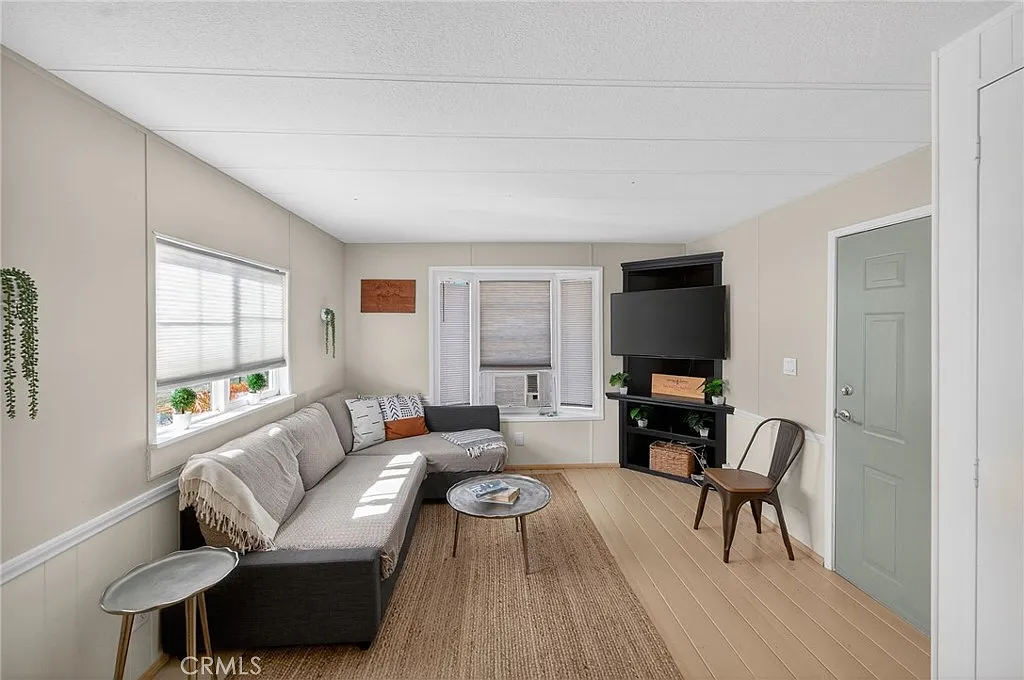 2 bed, 576 sqft, $2,500 — Photo 3