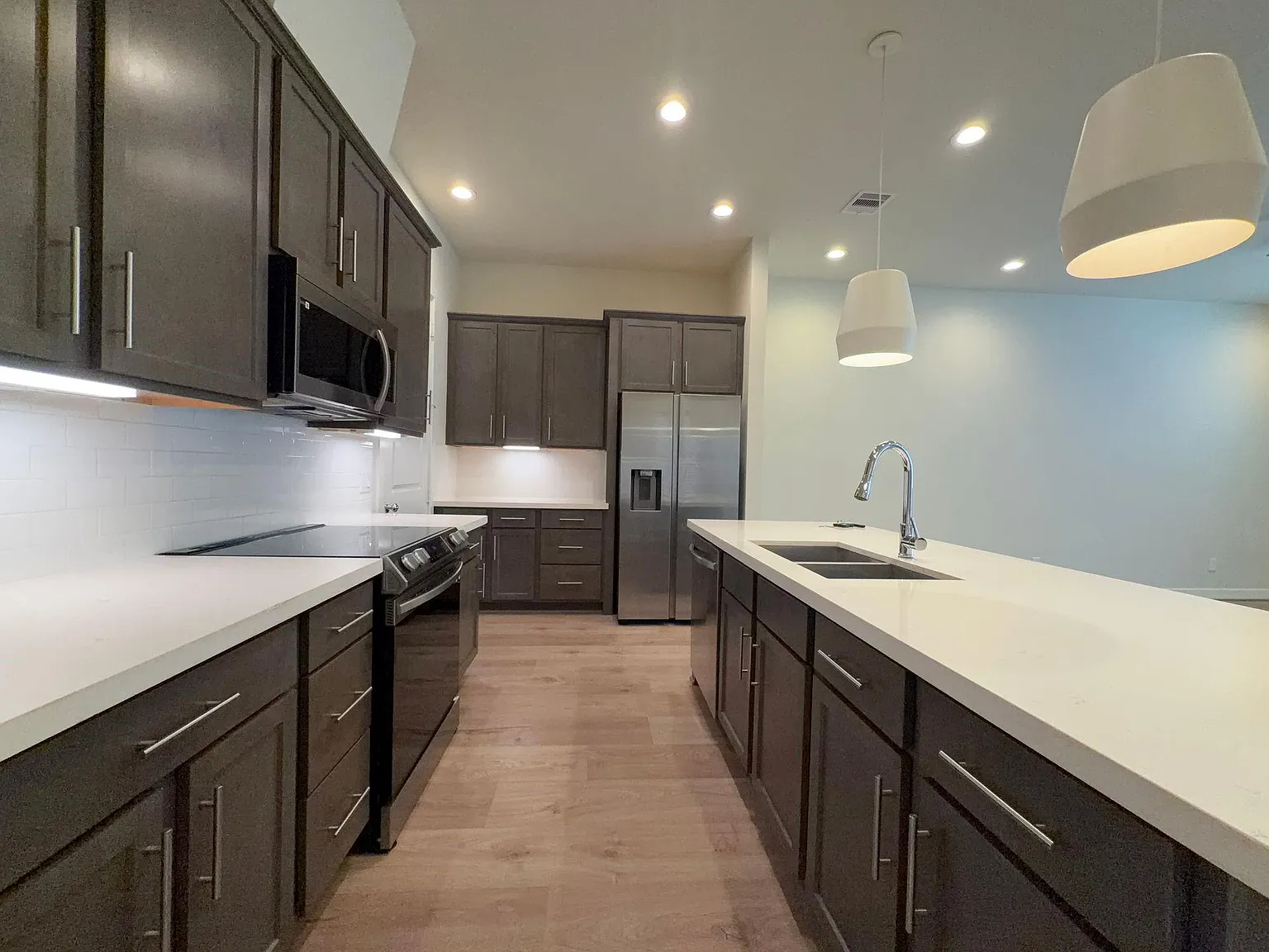 3 bed, 2.5 bath, 1538 sqft, $2,100 — Photo 2