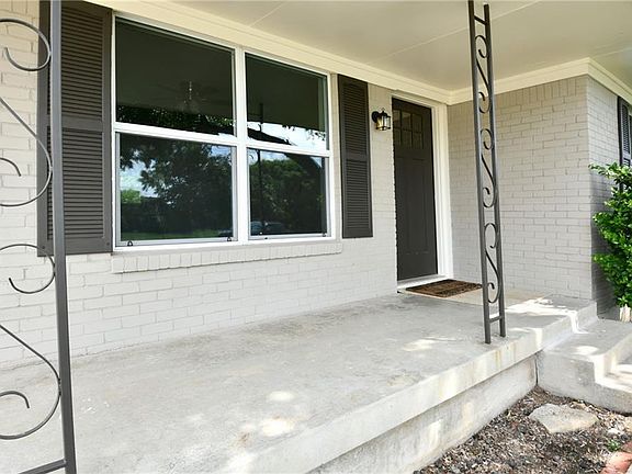 3rd image of 801 Manhattan Dr
