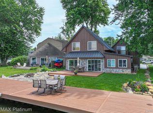 3154 Ponemah Dr, Fenton, MI 48430