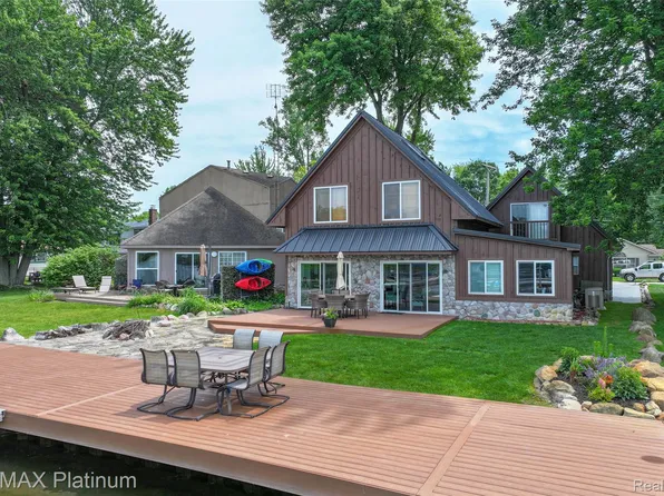 3154 Ponemah Dr, Fenton, MI 48430