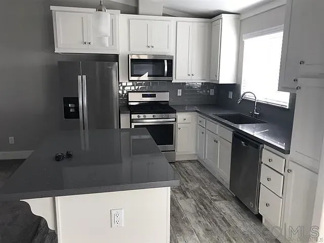 2 bed, 2.0 bath, 900 sqft, $3,200 — Photo 3