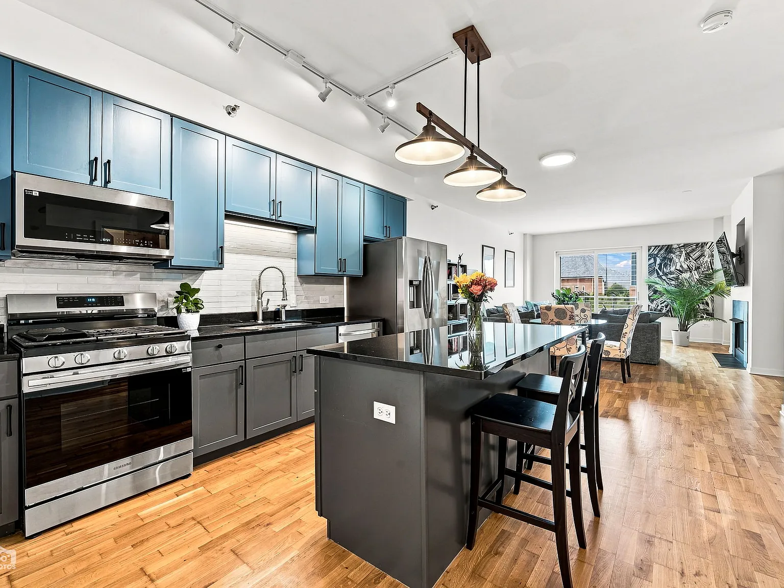 2 bed, 1200 sqft, $3,100 — Photo 2
