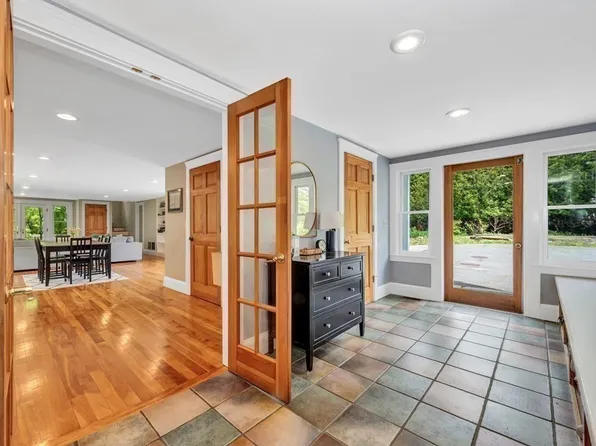 9 Pleasant St, West Newbury, MA 01985