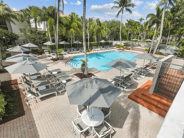 Coconut Palm Club Apartments — Photo 13