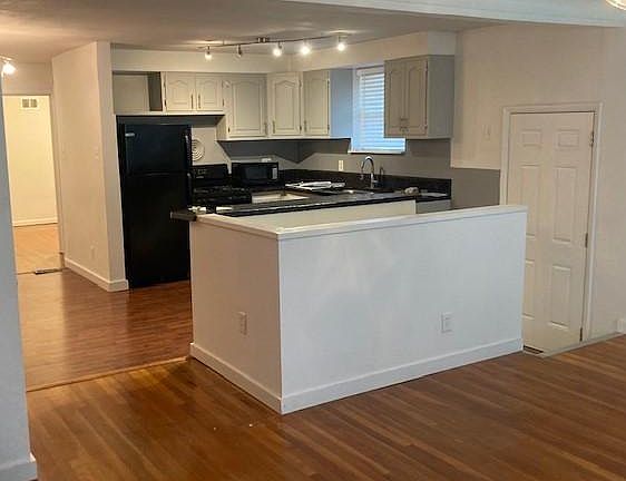 3rd image of 5615 Jamieson Ave #5615