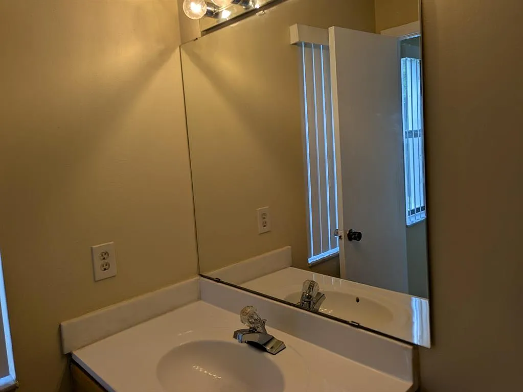 3 bed, 1078 sqft, $2,350 — Photo 3