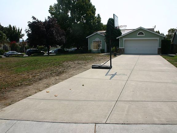 2nd image of 2070 Evelyns Dr