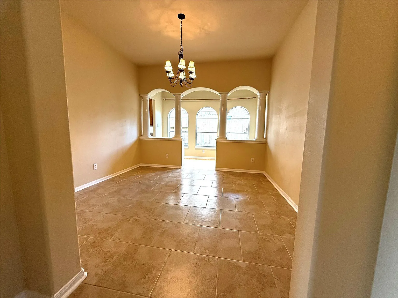 3 bed, 2.0 bath, 2505 sqft, $2,750 — Photo 3