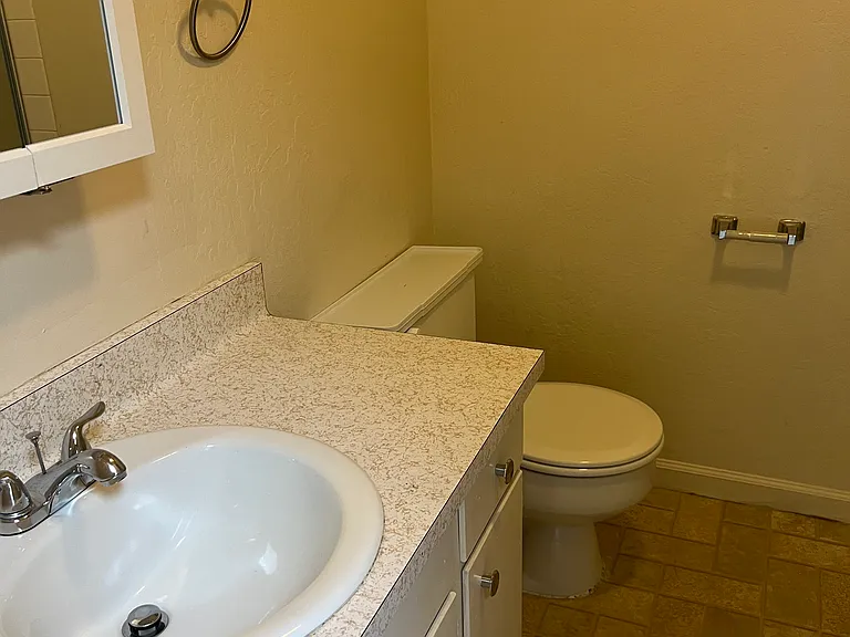22331 Meekland Ave #UPSTAIRS — Photo 8