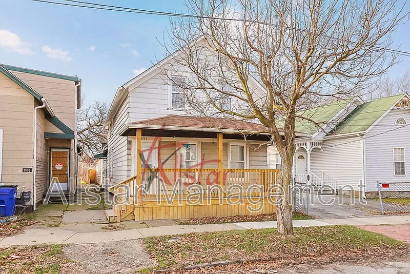 3 bed, 1.0 bath, 1250 sqft, $1,095 — Photo 1