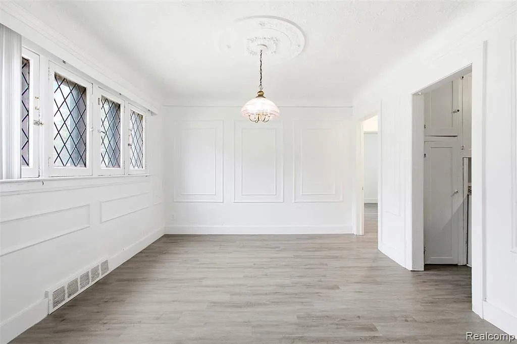 4 bed, 2.0 bath, 2020 sqft, $2,900 — Photo 3