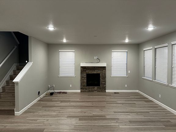 Open floor plan (Livingroom photographed from kitchen)